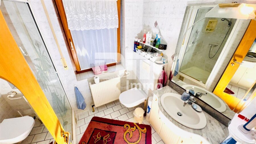 Einfamilienhaus mit Einliegerwohnung in Traumlage mit Terrasse, Naturgarten und Garage - EG Badezimmer / Dusche